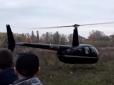 Серед білого дня у Чернігові біля зупинки тролейбусів приземлився та злетів гелікоптер (відео)