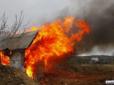 Компенсація не запланована: Через Кримський міст керчанин демонстративно спалив свій будинок (відео)
