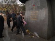 Не сподобались жовто-блакитні стрічки: У Дніпрі комуніста затримали за нецензурну лайку біля пам'ятника