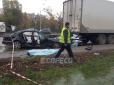 Смертельна ДТП: У Києві Mercedes врізався у вантажівку, 22-річний водій автівки загинув (фото)