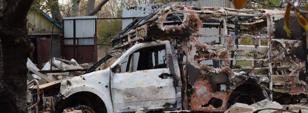 Знищена автівка українських військових медиків. Фото: прес-центр штабу АТО.
