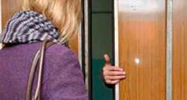 Невідомий нападає на жінок у ліфтах. Ілюстрація: соцмережі.