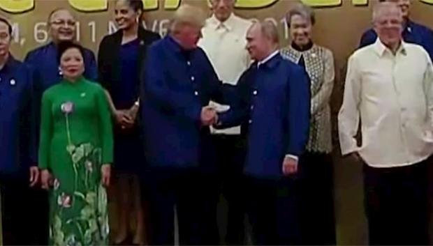 Трамп і Путін на саміті у В'єтнамі. Фото:Twitter