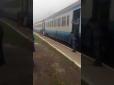Суворі реалії Укрзалізниці: На Закарпатті люди штовхали поїзд, щоб той поїхав (відео)