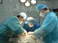 Поміняти серцевий клапан, не розкриваючи грудну клітку: Українські хірурги провели унікальну операцію (відео)