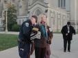 Красива, смілива та свідома: У Вашингтоні поліція взяла у кайданки дівчину з української діаспори, що протестувала через концерт прокремлівських музикантів (фотофакт)