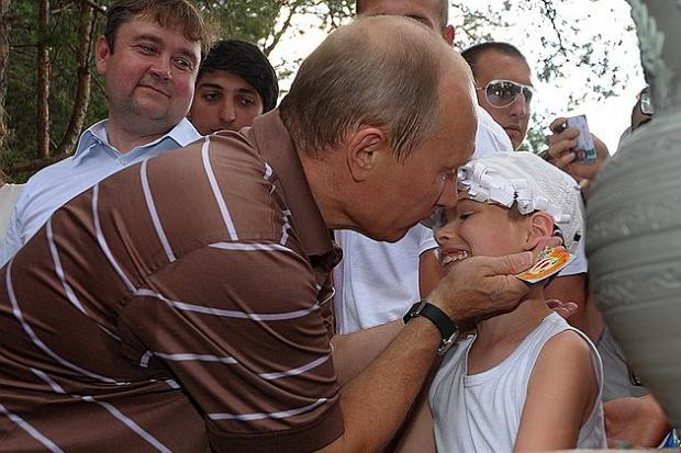 Інтерес президента РФ до дітей помітили вже давно. Фото: by24.org.