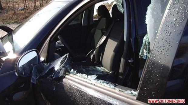 Авто ювеліра після нападу. Фото:zhitomir.info