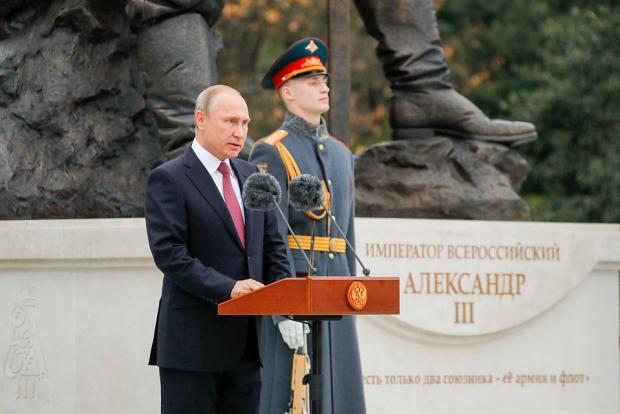 Путін відкрив пам'ятник Олександру III. Фото: Комсомольская правда.