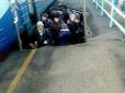 Через обвал залізничної платформи на Дніпропетровщині людям доводиться чекати потяга у ямі (фото)