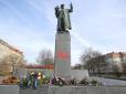 Куди Земан тільки дивиться? У Празі дісталося пам'ятнику сталінського маршала (фотофакти)