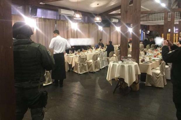 Підозрілі особи організували "вечірку" у ресторані. Фото: прес-служба Нацполіції.