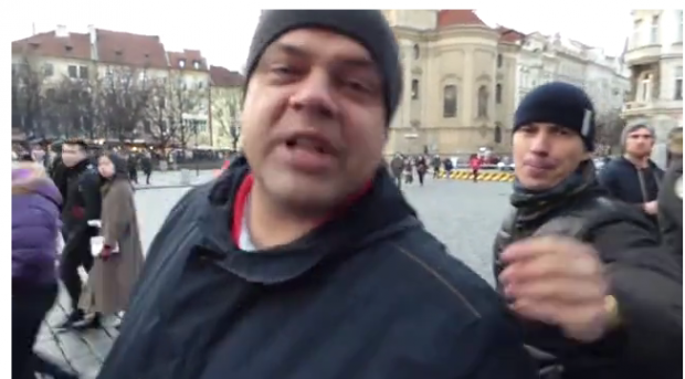 Росіяни в центрі Праги почали розповідати про "Крим наш". Фото: скріншот з відео.