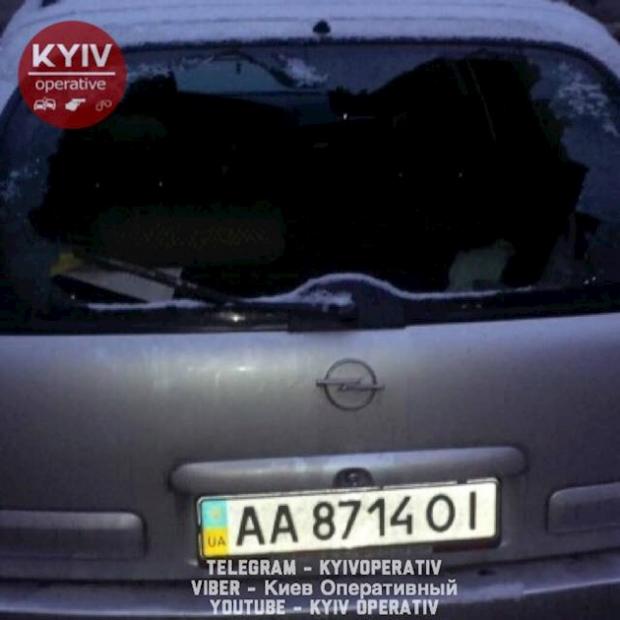 В Києві із автівки викрали дитячий візочок. Фото: соцмережі.