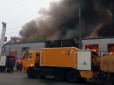 Рух на прилеглих вулицях перекрили: У Росії горить торговий центр (відео)