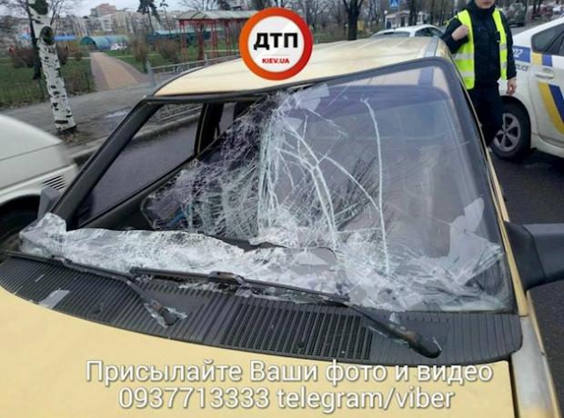 Наслідки зіткнення авто із нетверезим громадянином. Фото: dtp.kiev.ua.
