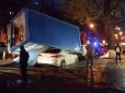 Жахлива ДТП: У Києві з вантажівки випав МАФ і розчавив авто (фото)