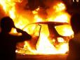 Водій ледь встиг врятуватися: У Києві раптова пожежа знищила легковий автомобіль (відео)