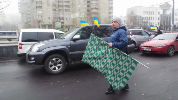 Около 100 автомобилей Автомайдана едут к дому Луценко, чтобы подарить флаг коррупционеров 03