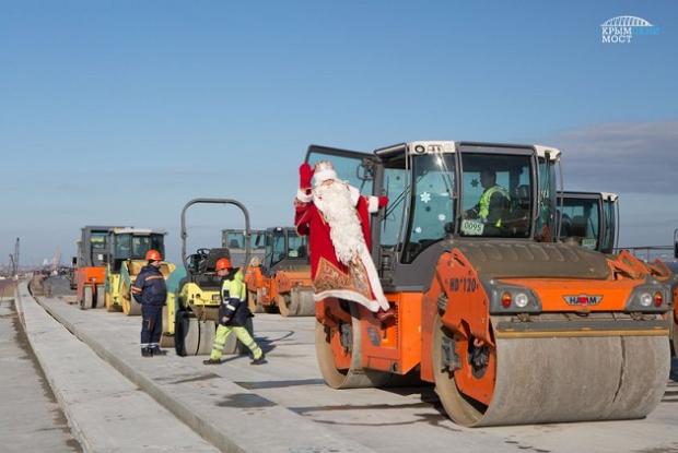 Росіяни відправили Діда Мороза на будівництво. Фото: Кримський міст.