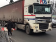 У Києві на пішохідному переході вантажівка переїхала літню жінку (відео)