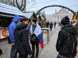 З російським прапором на спині: У центрі Львова розгулював молодик, намагаючись влаштувати провокацію (фотофакт)