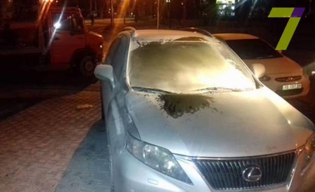 В Одесі невідомі намагалися спалити авто чиновника. Фото: скріншот з відео.