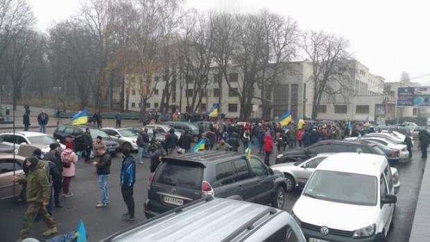 Активісти "Автомайдану" їздили до Луценка із ковдрою. Фото: ТСН.