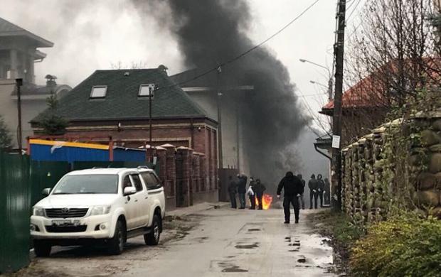 Невідомі палять шини під будинком Ставицького. Фото: Твіттер.