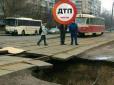 У Кличка пояснили, чому під трамвайною колією у Києві утворилося провалля (фото)