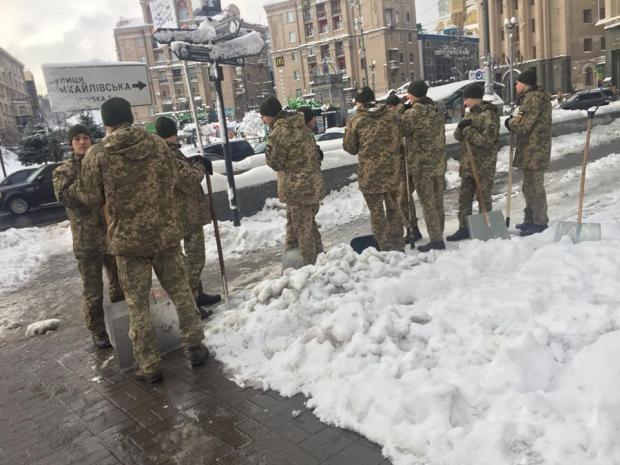 Солдати мають воювати або тренуватися, а не прибирати сніг на вулицях. Фото: соцмережі.