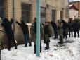 Поліція на Вінниччині затримала 20 озброєних чоловіків під час спроби рейдерського захоплення підприємства (фото)