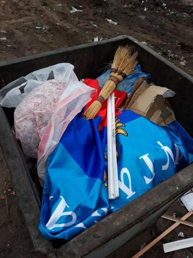 Прапор "ЛНР" у Алчевську викинули у бак для сміття. Фото: соцмережі.