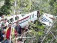 Пасажири дивом врятувались: Літак розламався на дві частини після падіння