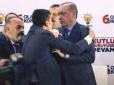 Не так зрозуміли: На президента Туреччини незнайомець накинувся з обіймами (відео)