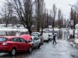 Після дощу у Києві з'явилося справжнє «озеро»: Автомобілі не можуть проїхати і тонуть у заплавах (фото, відео)