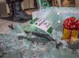 Хутряний грабунок: У центрі Києва невідомі розтрощили ломом скляні двері дорогого бутіка і винесли 40 шуб (фото)