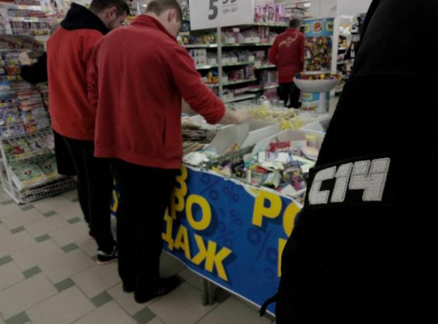 Листівки із проросійською символікою знайшли в супермаркеті Дніпра. Фото: соцмережі.
