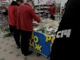 У супермаркеті Дніпра виявили продаж листівок з символікою Росії (фото)
