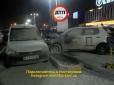 У Києві палаюче таксі Uber протаранило вантажівку та влетіло у стовп (фото)
