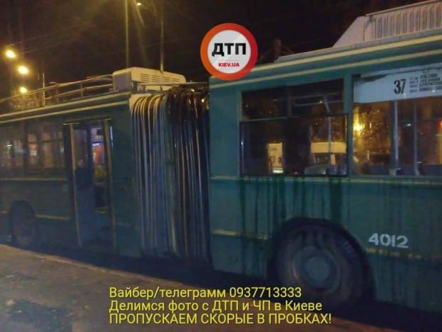 У Києві загорівся тролейбус. Фото: Фейсбук.