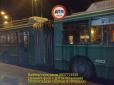 Водій не розгубився: У Києві біля станції метро загорівся тролейбус (фото)
