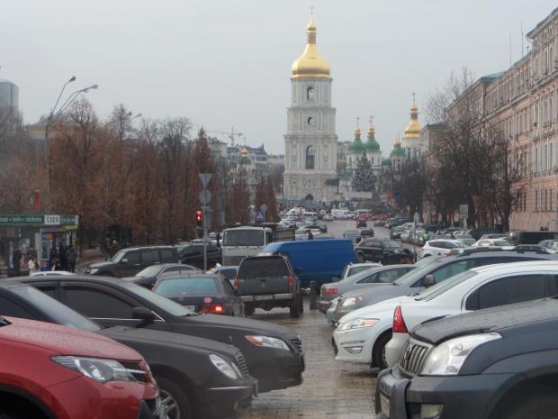 Враховуючи кількість авто в Києві, аферист мав непоганий дохід? Ілюстрація: соцмережі.