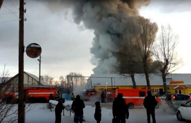 Пожежа на фабриці у Новосибірську. Фото: скріншот з відео.