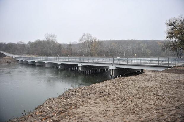 Міст через р. Сіверський Донець у Луганській області.