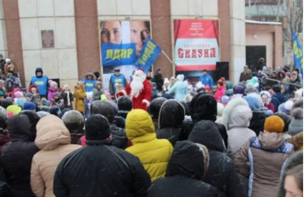 У Курську влаштували тисняву через безкоштовні подарунки. Фото: скріншот з відео.