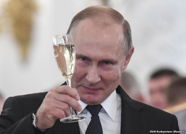 Путін ще встигне випити на поминках Росії? Ілюстрація: Рейтерс.