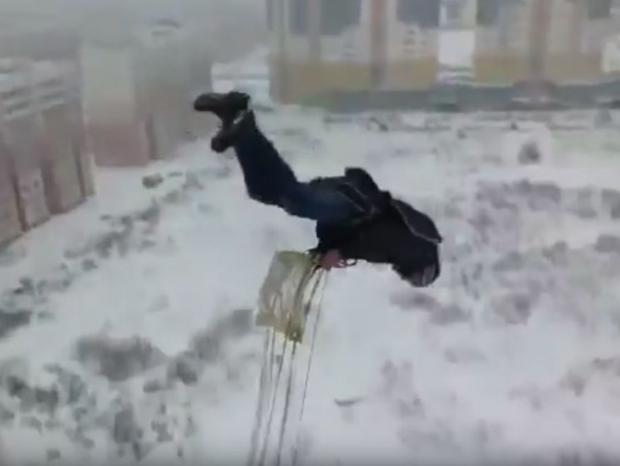 Росіянин стрибав із балкона. Фото: скріншот з відео.