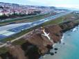 Літак завис над прірвою: Моторошні фото з місця аварії в Туреччині