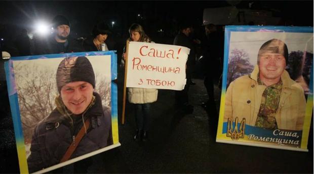 27 декабря 2017-го, военный аэродром Борисполя под Киевом. Родные, друзья и замляки встречают Александра Морозова после 1058 дней плена.